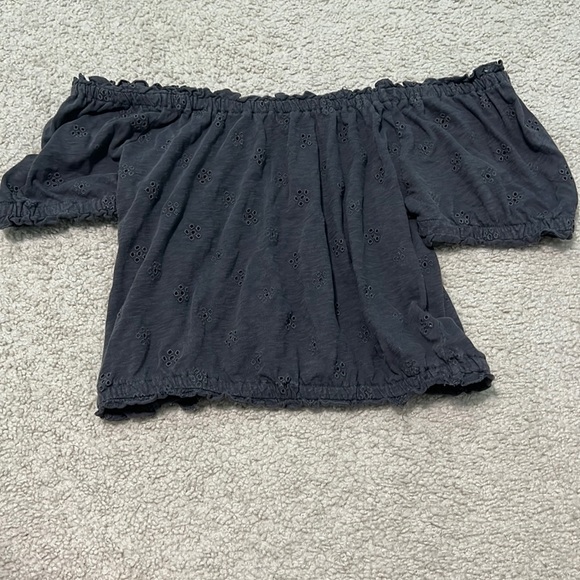 gray top with flower designs - Picture 1 of 2